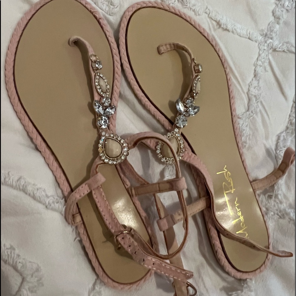 NWT GEMMED T FLAT SANDALS